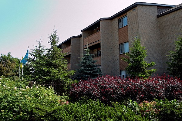 Front view of the building in the Bayridge Court Apartment, 101-1015 Pembridge Cres Kingston, ON